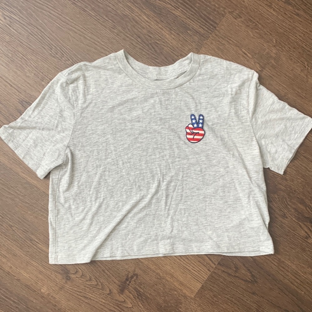 Aeropostale 80’s boxy cropped tee with peace sign patch size small